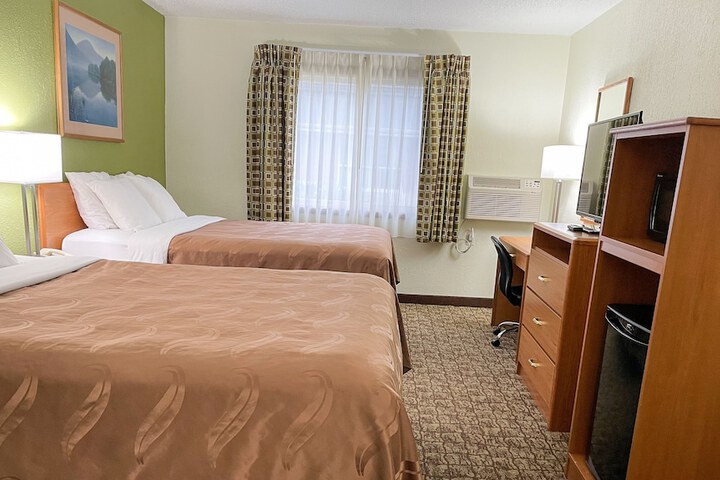 Deluxe Queen Bed (10 of 24)