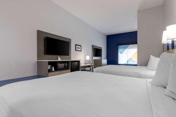 2 Queen Beds (3 of 16)