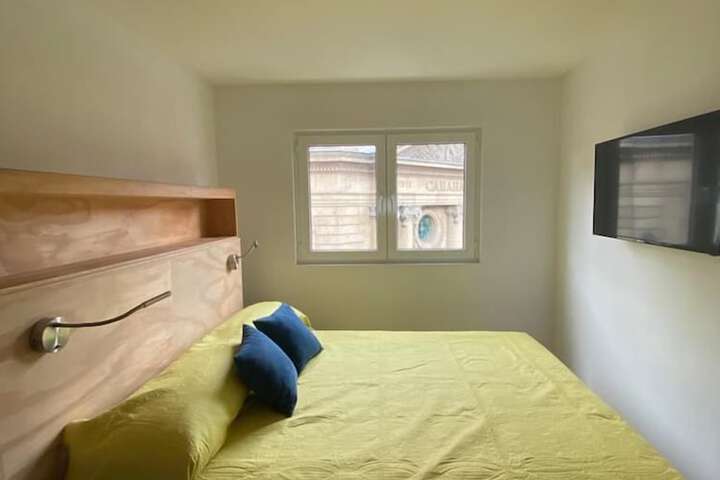Room 27 of 108