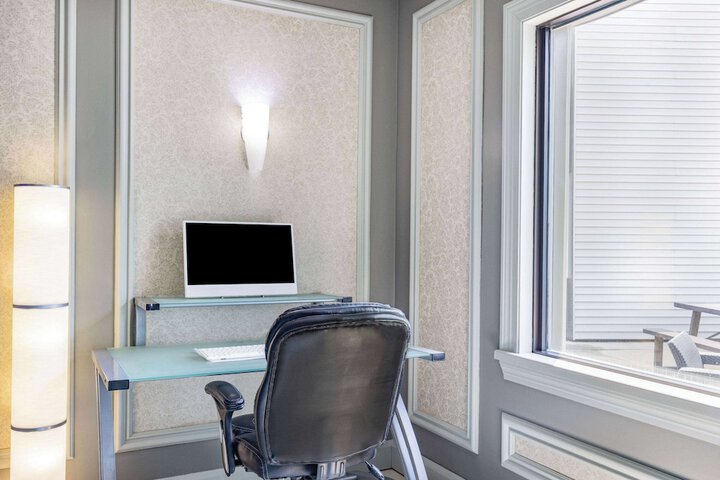 Business Center 83 of 95