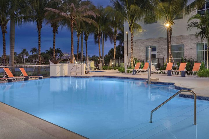 Swimming pool at Hampton Inn & Suites Naples South