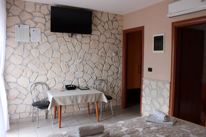 Room 2 of 74