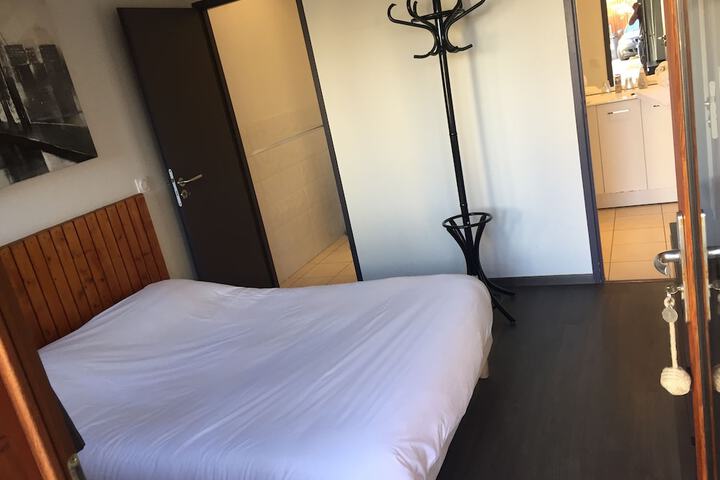 Room 2 of 68