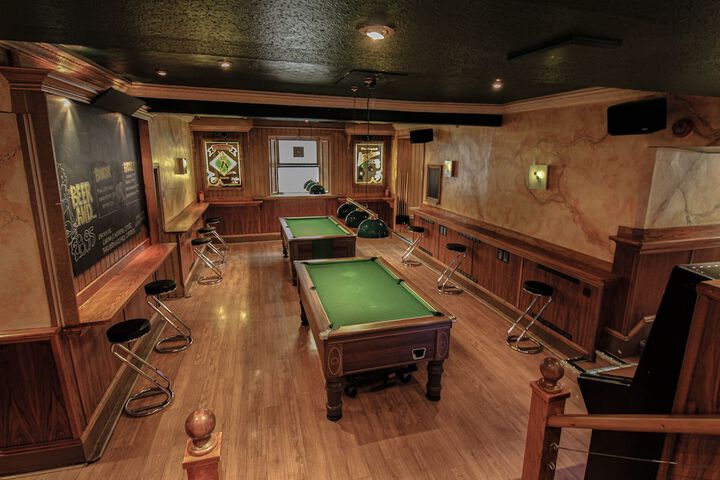 Lounge 32 of 54