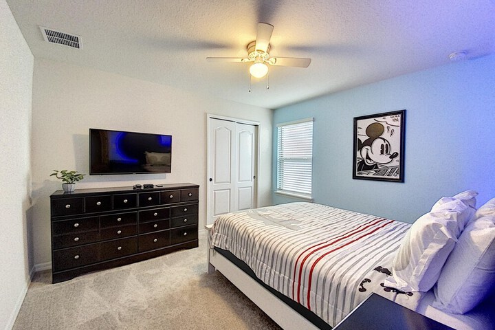 Room 9 of 18