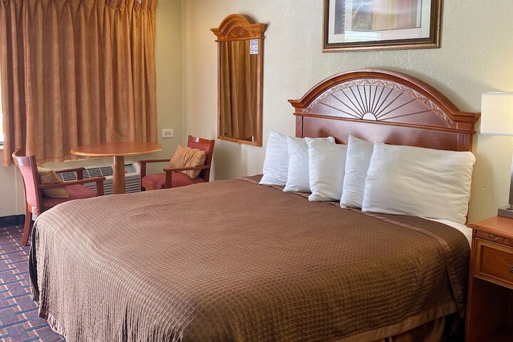 1 King Bed (2 of 17)