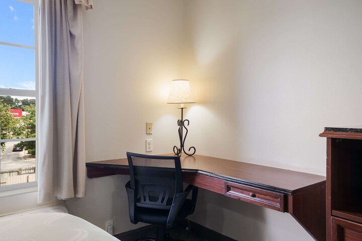 2 Queen Beds (16 of 17)
