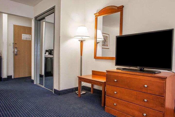 1 King Bed (4 of 8)