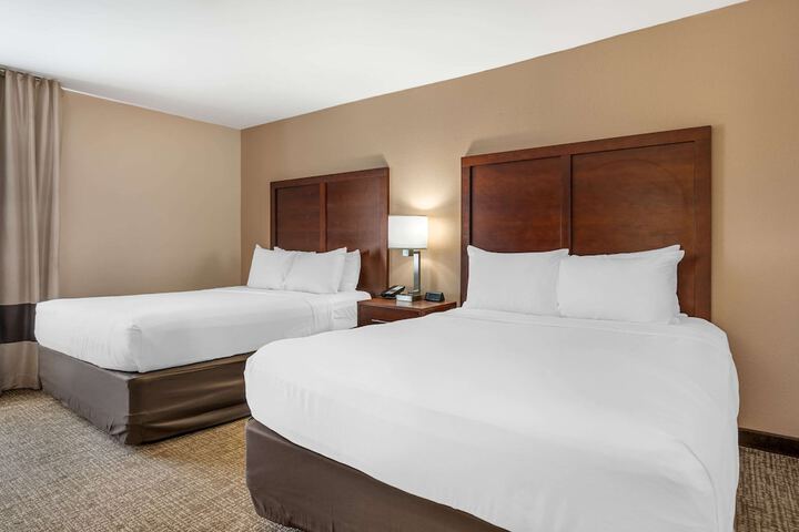 2 Queen Beds (10 of 10)
