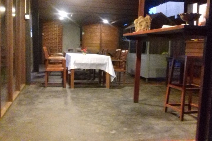 Dining 32 of 48