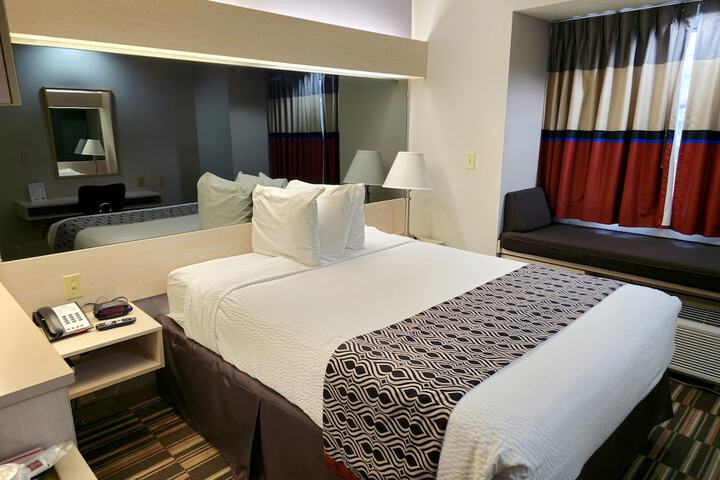 1 Queen Bed (10 of 22)