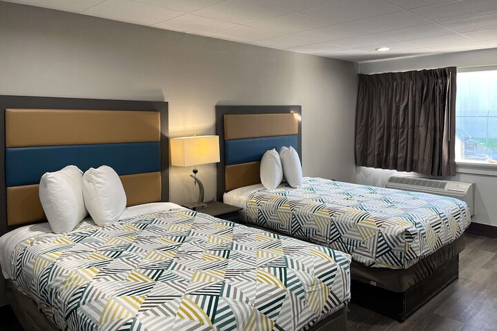 Deluxe Room 2 Double Beds Refrigerator, Microwave (5 of 7)