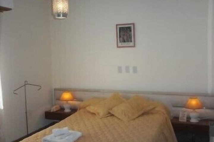Room 6 of 12