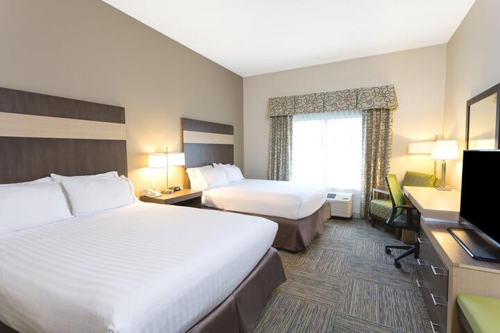2 Queen Beds (3 of 10)