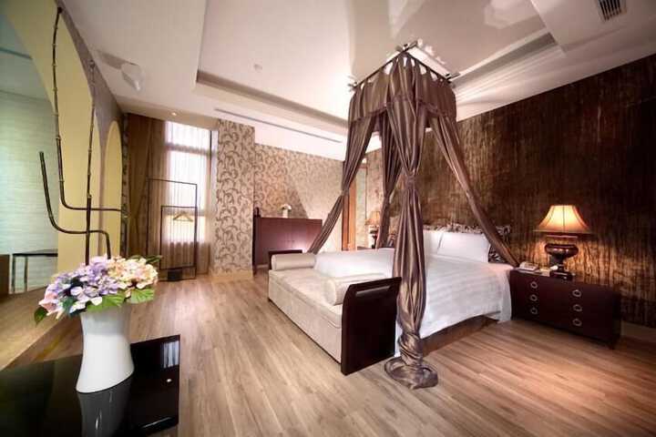 Room 17 of 53