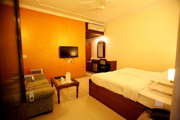Room 15 of 28