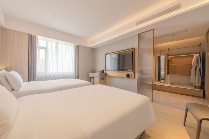 Room 4 of 9