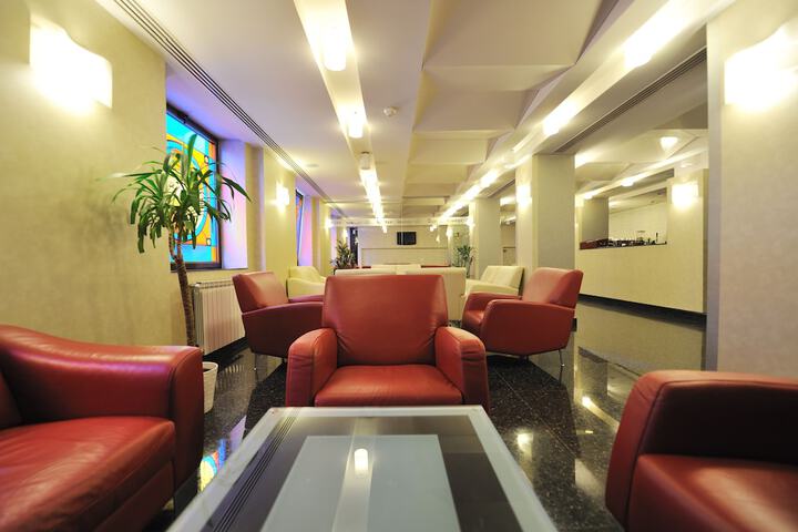 Lounge 36 of 41