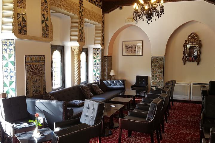 Lounge 31 of 46