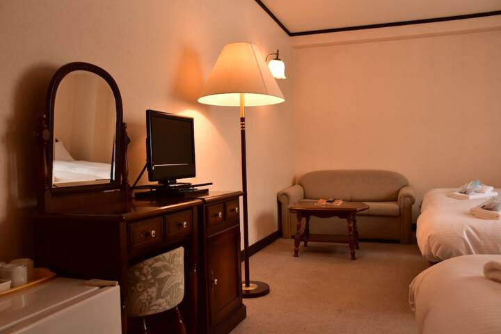 Room 12 of 38