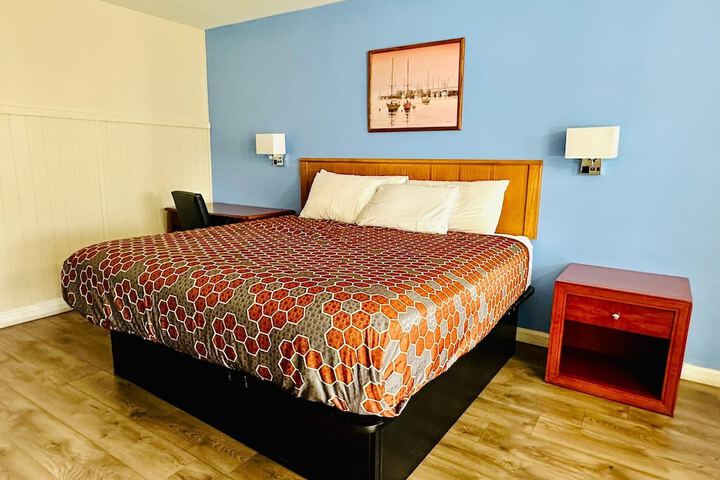 1 King Bed (5 of 11)