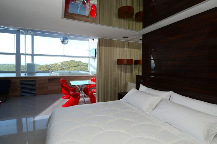 Room 4 of 37