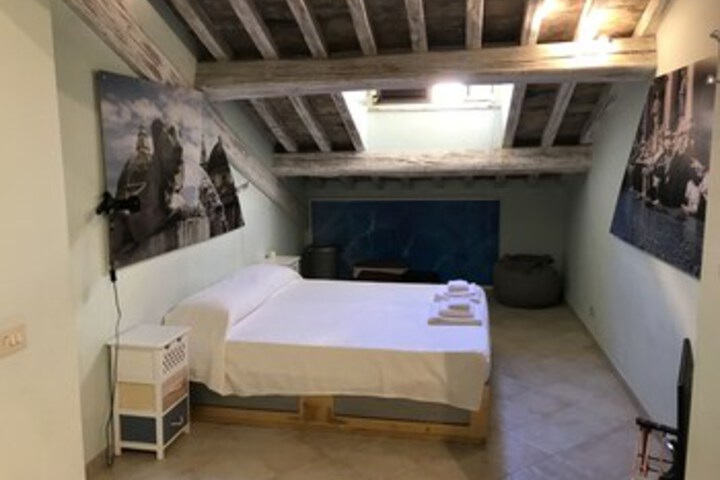 Room 6 of 83