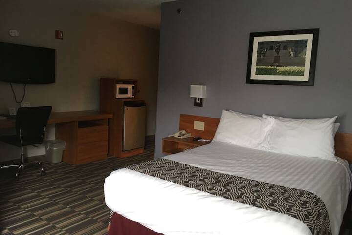 1 Queen Bed (4 of 14)