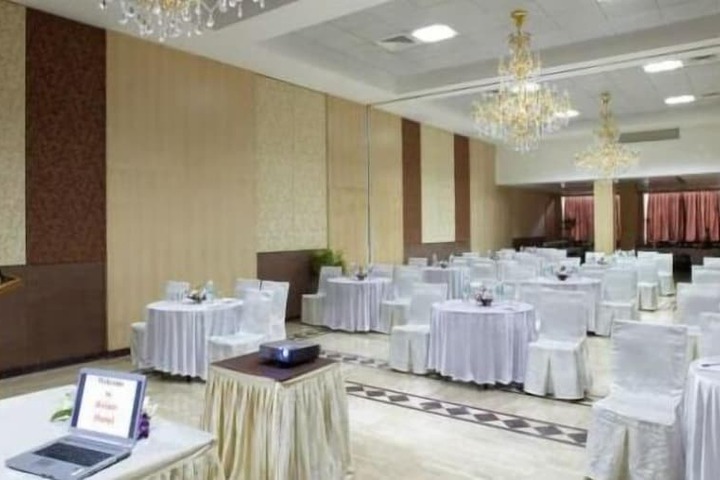 Ballroom/Hall 13 of 19
