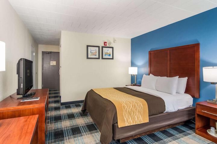 1 Queen Bed Accessible (4 of 17)