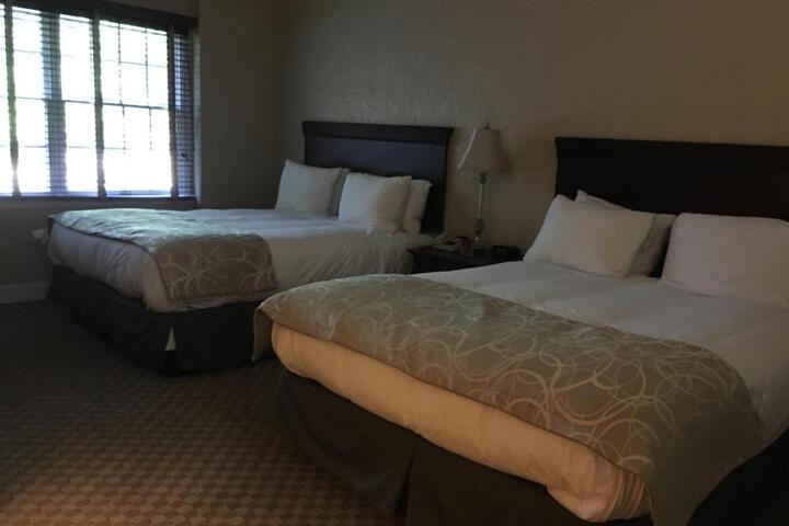 Quadruple Classic Queen Bed (11 of 13)