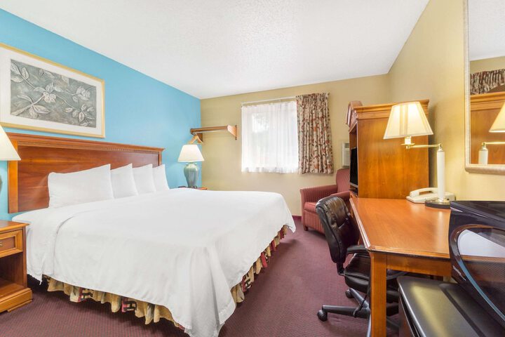 1 King Bed (8 of 11)