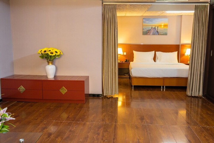 Room 9 of 32