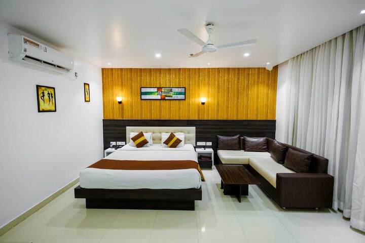 Room 6 of 8