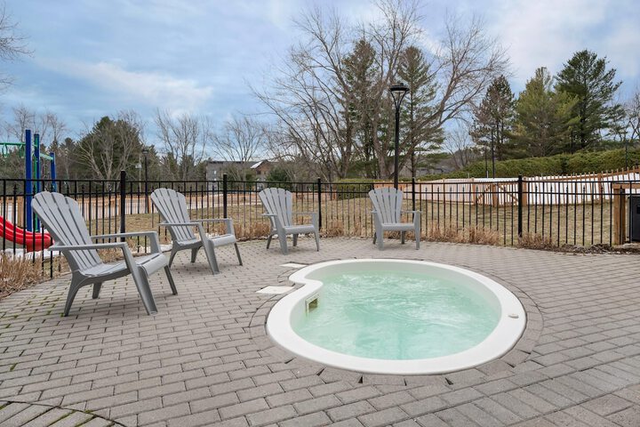 Swimming pool at Hotel Cheribourg an Ascend Collection Hotel