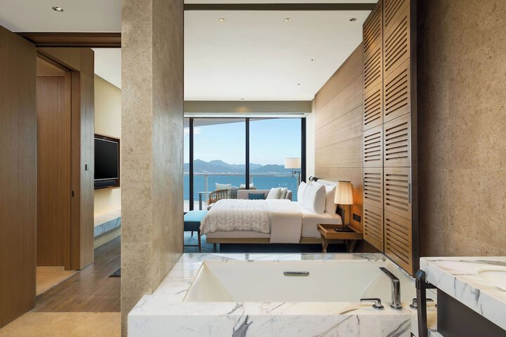 Room 28 of 82
