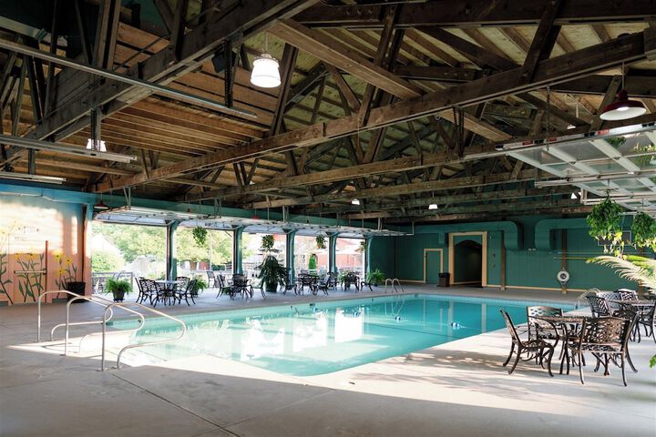 Indoor/outdoor pool