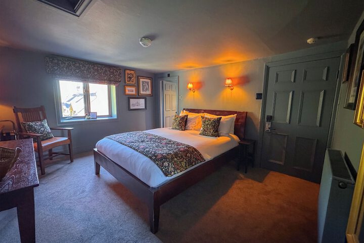 Room 10 of 34