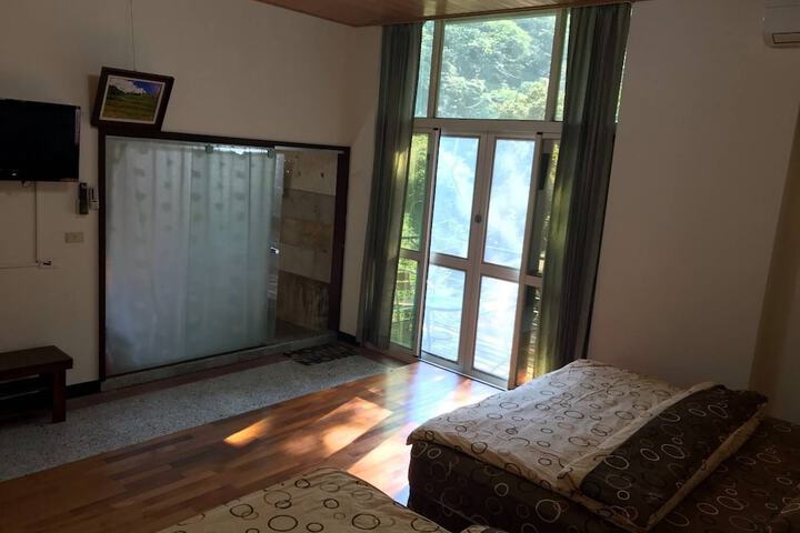 Room 7 of 9
