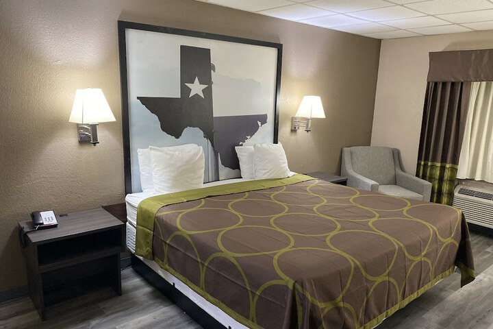 1 King Bed (6 of 11)