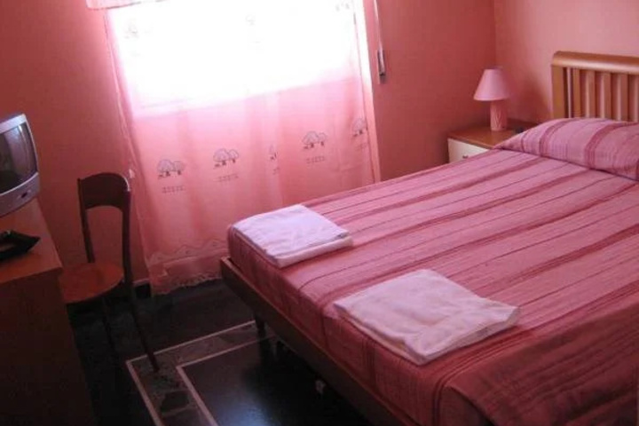 Room 5 of 9