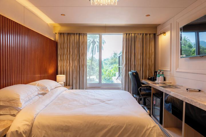 Room 37 of 143