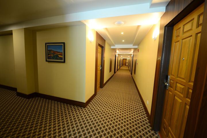 Ballroom/Hall 34 of 43
