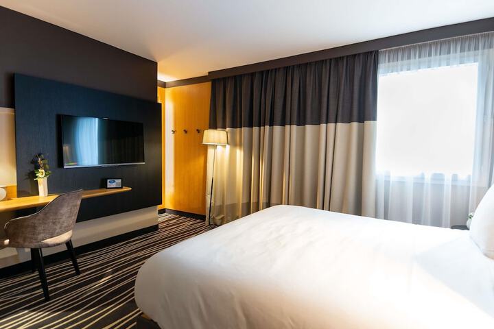 Room 15 of 76
