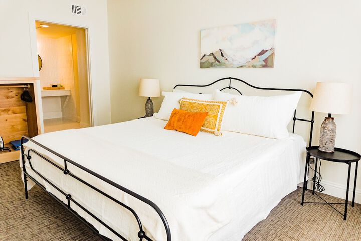 Room 27 of 220