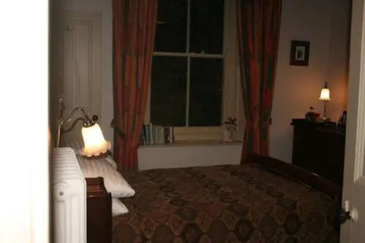 Room 4 of 9