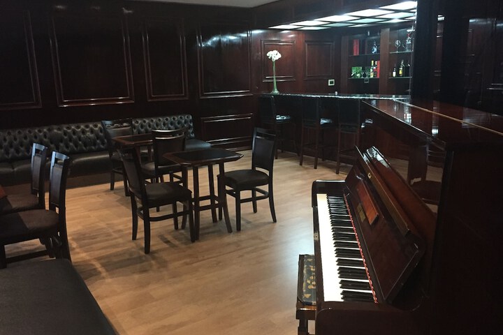 Lounge 36 of 43