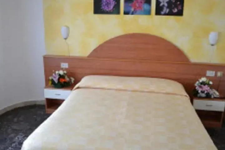 Room 4 of 12