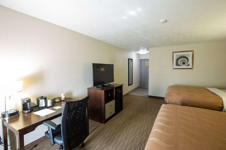1 Queen Bed (12 of 14)