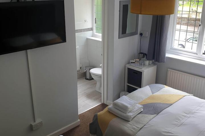 Room 4 of 28